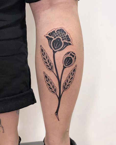 Black And White Traditional Tattoo, American Traditional Tattoos Black And White, White Flower Tattoos, Traditional Tattoo Black And White, Flower Leg Tattoos, Black Flowers Tattoo, Black And White Flower Tattoo, Flower Thigh Tattoos, Tattoo For Boyfriend