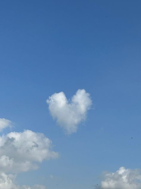 Heart shaped cloud in the sky Heart Shaped Clouds, Nubes Aesthetic, Heart Cloud, Dnd Races, Bio Art, You Make Me, Star Shape, Heart Shapes, Book Cover