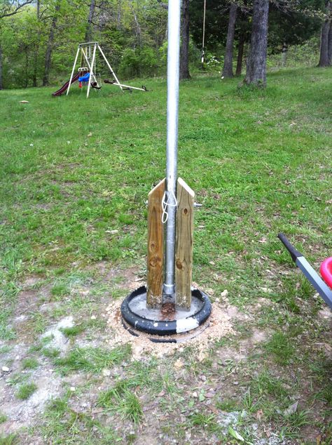 Pivoting flag pole. Flag Pole In Front Yard, Flag Pole Ideas, Pvc Flag Pole, Diy Flag Pole, Flag Pole Landscaping, Purple Martin House Plans, Flagpole Landscaping Ideas, Front Yards Diy, Inexpensive Landscaping