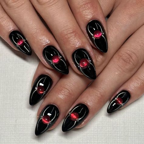 Short Gothic Almond Nails, Short Vampire Nails, Gothic Nails Designs, Goth Gel Nails, Gothic Nails Short, Goth Short Nails, Goth Manicure, Claws Makeup, Black Press On Nails