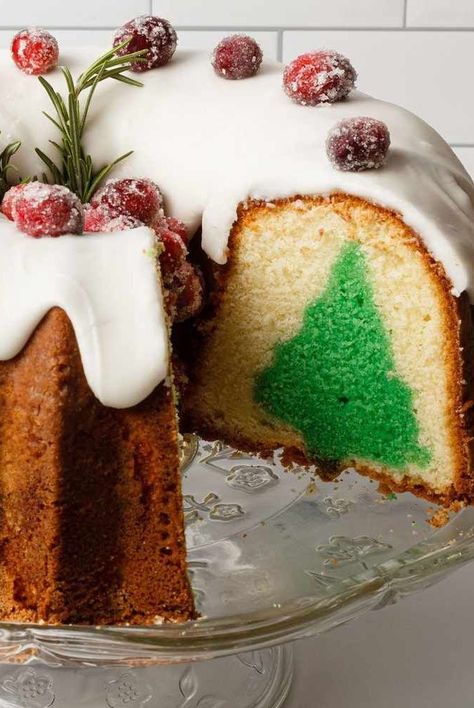 This recipe elevates the beloved traditional pound cake with a modern twist that will surprise and delight your holiday guests. See how to make a festive Bundt cake with a Christmas tree revealed in every slice. Bundt Cake Christmas Decorations, Christmas Tree Bundt Cake, Xmas Bundt Cake, Cute Christmas Cakes Easy, Holiday Pound Cake, Bundt Cake Icing, Christmas Pound Cake, Christmas Bundt Cakes, Holiday Themed Cakes