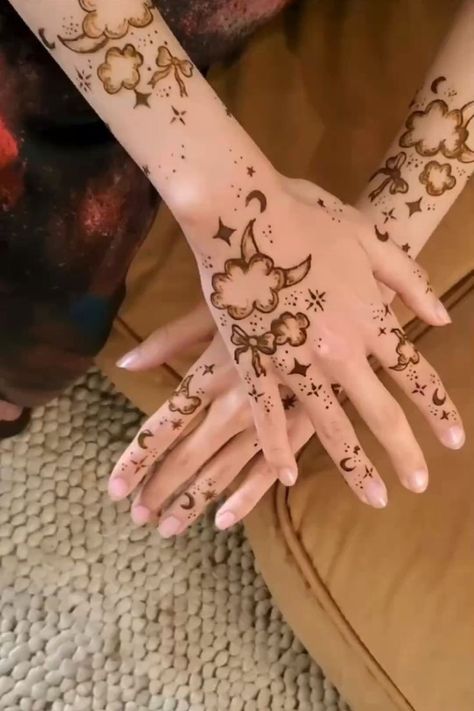 Cute Aesthetic Henna, Flower Henna Designs Hands, Aesthetic Palm Mehndi Design, Whimsical Henna, Coquette Henna, Cute Mehendi, Henna Eid, Aesthetic Mehndi, Henna Designs For Eid