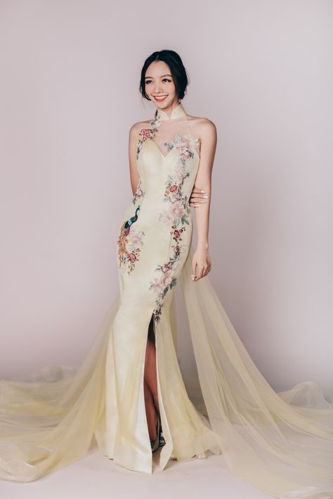 Cheong Sam Modern Chinese Dresses, Cheongsam Aesthetic, Cheongsam Modern Wedding, Modern Cheongsam Wedding, Yellow Cheongsam, Cheongsam Modern Dress, Cheongsam Gown, Chinese Engagement, Cheongsam Wedding Dress