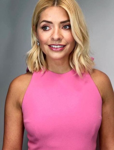 6 Products That Always Make Holly's Skin Look Amazing Holly Willoughby Hair, Holly Willoughby Style, Holly Willoughby Outfits, Glossier Boy Brow, Boy Brow, Holly Willoughby, Brow Pomade, Wavy Bobs, Celebrity Makeup Artist