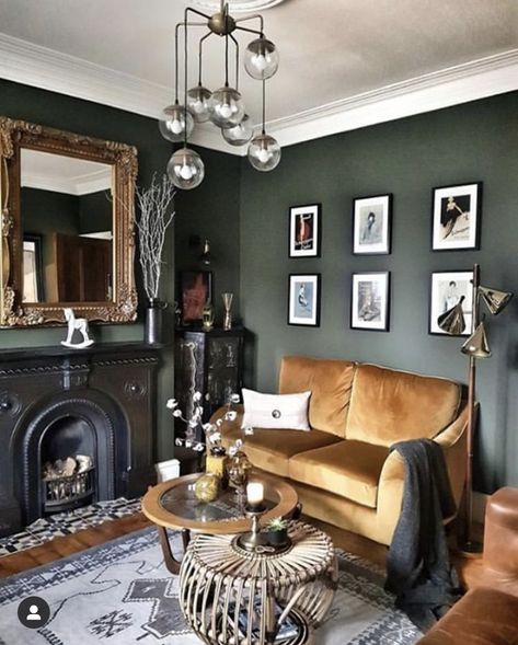 Dark Walls Living Room, Green Walls Living Room, Furniture Color Schemes, Dark Green Living Room, Beautiful Monday, Victorian Living Room, Dark Living Rooms, Monday Inspiration, Cosy Living Room