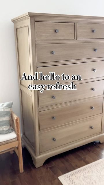 Paint Old Dresser Diy, Dry Brushing Before And After Furniture, Chalk Paint Wood Look, Painting Furniture Brown, Diy Painted Bedroom Furniture Ideas, How To Paint Bedroom Furniture, Beige Chalk Paint Furniture, Dresser Stain Ideas, How To Glaze Painted Furniture