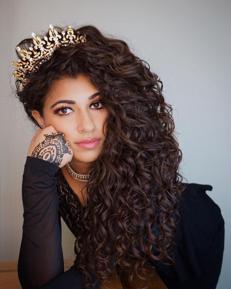 Ayesha Malik (@spisha) • Instagram photos and videos Long Curly Hair Ideas, Ayesha Malik, Curly Hair Ideas, Long Natural Curly Hair, Beautiful Curly Hair, Queen Hair, Long Wavy Hair, Women's Hair, Hair Photo