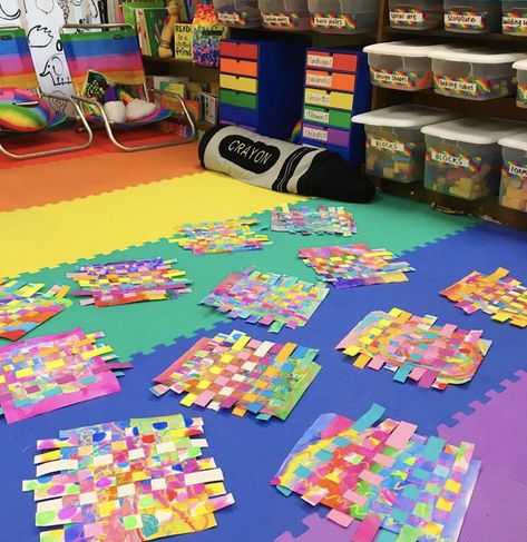 First Grade Weaving Projects, Paper Weaving Elementary Art, Kindergarten Paper Weaving, Weaving Art Projects For Kids, Elementary Art Lessons 1st Grade, Weaving Kindergarten, Paper Weaving Art Projects, First Day Art Lessons Elementary, Art Project First Grade