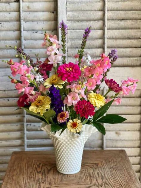 Essential Tips for Long-Lasting Vase Flowers Cut Flower Food, Flowers In Vases, Flowers Last Longer, Zinnia Flowers, Flower Subscription, Cut Flower Garden, Garden Images, Annual Flowers, Fresh Cut Flowers