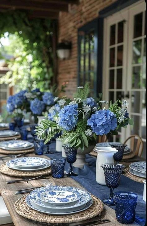 Blue And White Table Setting, Blue Table Settings, Dinner Party Table Settings, Outdoor Table Decor, Fest Temaer, Tafel Decor, Dinner Party Table, Party Table Settings, Table Decor Ideas