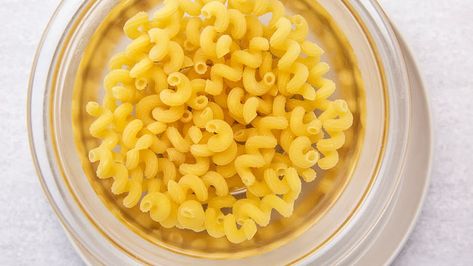 Pasta In The Microwave, How To Cook Pasta In The Microwave, How To Cook Macaroni, Microwave Noodles, Cooking Macaroni, How To Cook Noodles, Microwave Pasta, Boiling Pasta, Ditalini Pasta