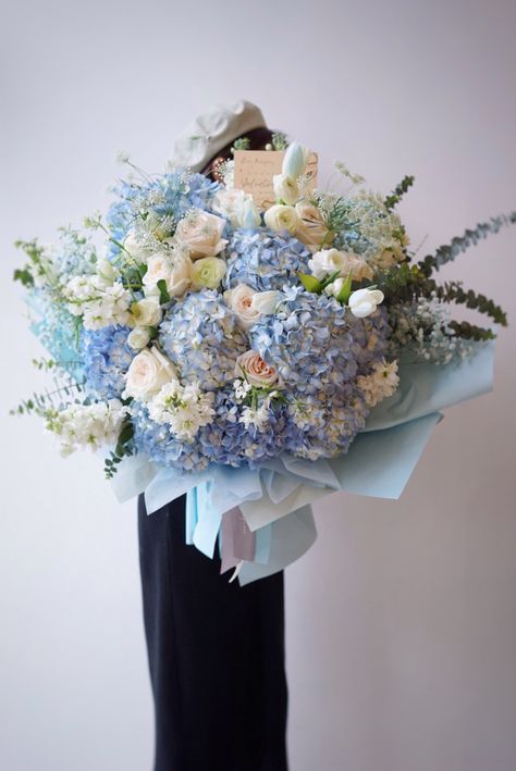 Blue Flowers Aesthetic Bouquet, Blue Bouquet Aesthetic, Hydrangea Bouquet Aesthetic, Hortensia Bouquet, Purple Hydrangea Bouquet, Blue Flower Bouquet, Blue Hydrangea Bouquet, Blue Flower Arrangements, Blue Flowers Bouquet