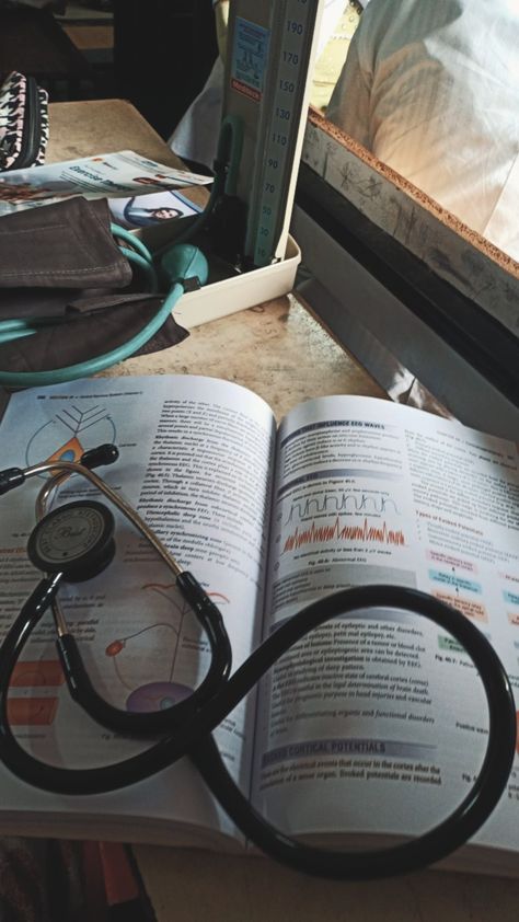 Medical Students Wallpaper, Medical Dp, Doctor Snap, Doctor Dp, Doctor Lifestyle, Mbbs Life, Medical Life, Hands Aesthetic, Medical Student Motivation