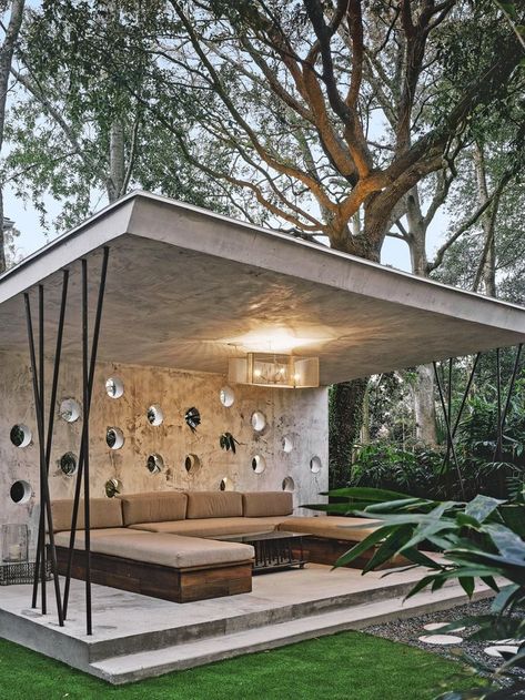 A Cinder Block Duplex in Charleston Is Recast as a New York–Style Loft #dwell #modernloft #modernoutdoorspaces New Yorker Loft, Modern Gazebo, Cozy Backyard, Modern Backyard, Cinder Block, Terrace Design, Outdoor Backyard, Pergola Designs, Garden Seating