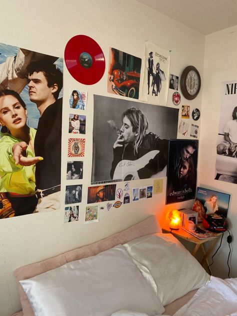 Room With Movie Posters, Amsterdam Bedroom, Normal Room, Room Music, Retro Room, Pinterest Room Decor, Room Stuff, Grunge Room, Pretty Bedroom