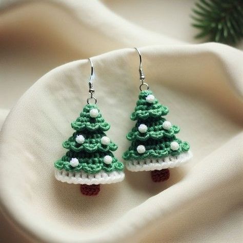 Crochet Jewelry Earrings, Holiday Bazaar Craft Ideas, Christmas Tree Crochet Earrings, Micro Crochet Christmas, Crocheted Earrings Free Patterns, Small Crochet Earrings, Crochet Earrings Christmas, Crochet Christmas Earrings Free Pattern, Crochet Tree Ornaments Free Pattern