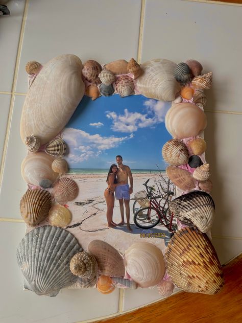 Seashell Crafts For Boyfriend Gift Ideas, Beach Picture Frames Diy, Sea Shell Frames Diy, Shell Gift Ideas, Shell Frames Diy Seashell Crafts, Seashell Frame Diy, Ideas For Shells From The Beach, Seashell Picture Frames Diy, Shell Picture Frame Diy