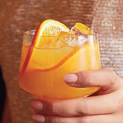 This Whiskey Sour Punch cocktail, made with fresh orange juice, lemon juice, bourbon, and club soda, mixes up quickly and goes down smoothy. Whiskey Sour Punch, Sour Punch, Holiday Buffet, Drink Recipies, Punch Cocktails, Holiday Open House, Holiday Punch, Rob Roy, Rusty Nail