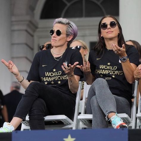 Someone pls make a caption of this pic of Megan and Alex . Because I suck at doing captions #uswnt #meganrapinoe #alexmorgan Us Women's National Soccer Team, Usa Soccer Team, Soccer Hair, Uswnt Soccer, Alex Morgan Soccer, Soccer Photography, Soccer Girl Problems, Women's Soccer Team, Manchester United Soccer