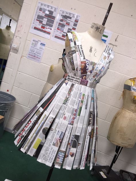 Newspaper Dresses Fashion, Dress Made Out Of Newspaper, Newspaper Clothes Diy, Dress From Newspaper, Recycled Dress Ideas Creative Easy, Eco Friendly Outfits, Dress From Recycled Materials, Newspaper Costume, Recycled Dress Ideas Creative