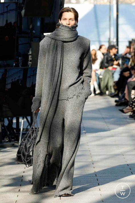 Tagwalk: The Fashion Search Engine Scarf Outfit Winter, Winter Scarf Fashion, Paris Fashion Week Runway, Outfit Inso, 2025 Fashion, Artist Outfit, Fall Winter 2024, Runway Trends, Neutral Outfit