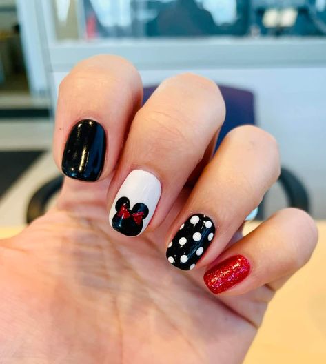 Disney Nails Elegant, Colorful Disney Nails, Disney Manicure Ideas, Disney Toe Nail Designs, Disney Pedicure, Short Disney Nails, Easy Disney Nails, Disney Gel Nails, Mickey Mouse Nail Design