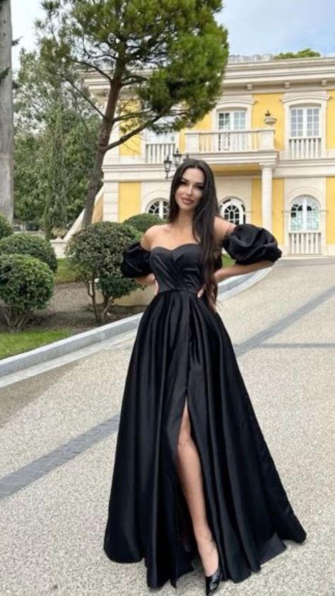 Outfit: Swimsuit + flowy cover-up + flip-flops
Accessories: Beach bag and wide-brimmed hat Black Dresses Classy, Elegant Black Dress, Classy Prom Dresses, Black Prom Dress, Black Prom, Stylish Party Dresses, Prom Outfits, Black Prom Dresses, Womens Black Dress