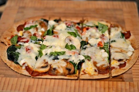 Flat Out Wrap Recipes, Flat Out Pizza, Flatout Pizza Recipes, Flatout Pizza, Super Easy Lunch, Flatout Recipes, Dieting Recipes, Flat Pizza, Wrap Pizza