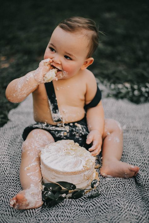 Cake Smash Photoshoot Ideas, First Birthday Boy Photoshoot Outdoor, Outdoor Cake Smash Boy, 1st Birthday Photoshoot Outdoor, Smash Cake Pictures, Beach Pictures Family, Family Beach Photoshoot, Outdoor Cake Smash, Boy Birthday Pictures