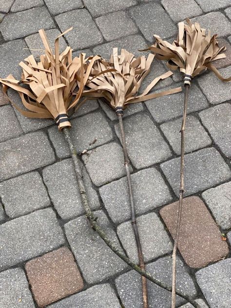 Diy Harry Potter Broom, Diy Witch Broom, Diy Broom, Quidditch Brooms, Harry Potter Broom, Theater Props, Harry Potter Activities, Tree Props, Halloween Witch Brooms