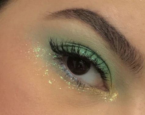 Green Eyeshadow Looks Hooded Eyes, Caterpillar Makeup, Eye Makeup Y2k, Tinkerbell Makeup, Cottagecore Makeup, Fairy Eye Makeup, Makeup Verde, Quince Makeup, 2024 Makeup