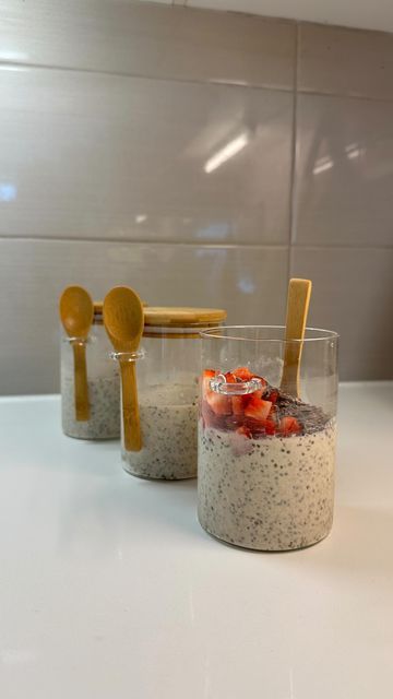 MO’TIVATE on Instagram: "Convenient meals 🤝🏽 me. I've had this every morning for the past month! It's just that good. 😋 Click the link in my bio to get your meal plan for more recipes like this! Jars are linked in my bio under Amazon Favs in the Dishware category! RECIPE: 1/2 cup Blended Quick Rolled Oats 2 tbsp Blended Chia Seeds 1 cup Silk Almond & Cashew Protein Milk 1 tbsp Trader Joe's Brown Sugar Oat Creamer Cinnamon Strawberries Cacao Nibs #overnightoats #overnightoatsrecipe Overnight Oats Prep, Overnight Oats Astetic, Overnight Oats Pictures, Overnight Oats Aesthetic Jar, Over Night Oats Aesthetic, Aesthetic Overnight Oats, Meal Planning Aesthetic, Overnight Oats Cacao, Overnight Oats Aesthetic