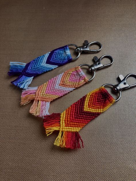 Chevron Keychain Pattern, Keychain String, Chevron Keychain, String Keychain, Yarn Bracelets, Bracelet Keychains, Airpods Cases, Diy Keychain, Embroidery Ideas