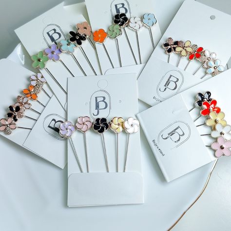 5-Piece Floral Hijab Pin Sets Price: MVR 45.00 Hijab Pins Accessories, Floral Hijab, Stole Pattern, Fancy Accessories, Hijab Pins, Girly Jewelry, Jewelry Patterns, Hair Accessories, Floral