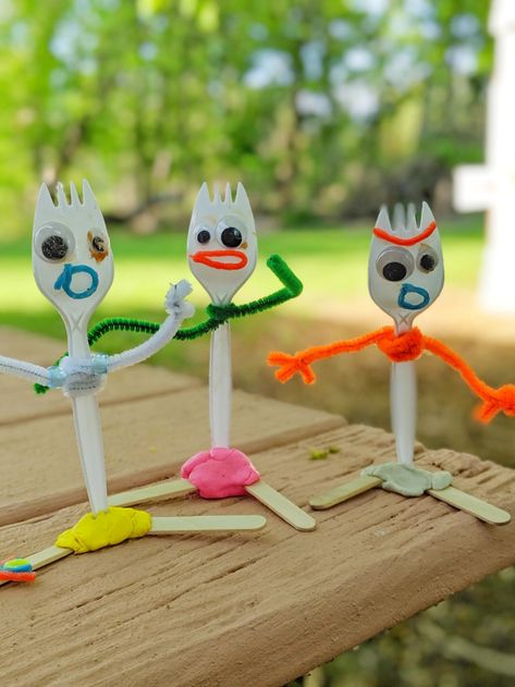 Forky Craft, Inexpensive Crafts, Birthday Party Printables, Toy Story Birthday Party, Disney Day, Party Printables Free, Toy Story Birthday, Toy Story Party, Kids' Crafts