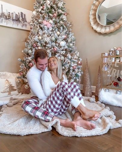 Christmas Photography Couples, Christmas Pajama Pictures, Matching Christmas Pajamas Couples, Christmas Couple Photos, Christmas Couple Pictures, Christmas Poses, Christmas Family Photoshoot, Couples Holiday, Christmas Couples