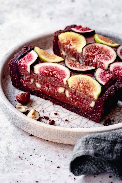 With a nutty cocoa crust, creamy chocolate filling, and zippy fresh figs, this chocolate fig tart makes a stunning early fall dessert. Gluten-free, grain-free, vegan, paleo, and refined sugar-free options. Fig Dessert Recipes Vegan, Fig Danish, Fig Dessert Recipes, Figs Dessert, Fine Dining Dessert, Fig Recipes Fresh, Dessert Gf, Fig Dessert, Fig Season