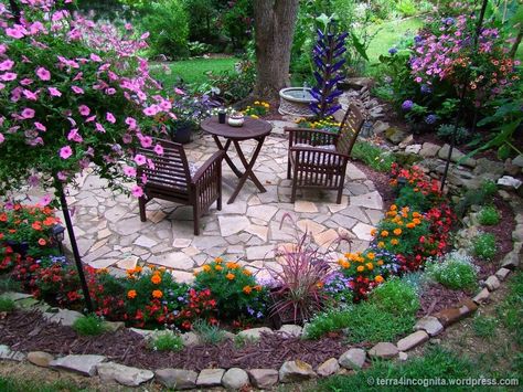 circular patio with surrounding flower beds Moderne Have, Circular Patio, نباتات منزلية, Flower Garden Design, Have Inspiration, The Secret Garden, Beautiful Flowers Garden, Garden Yard Ideas, Garden Edging