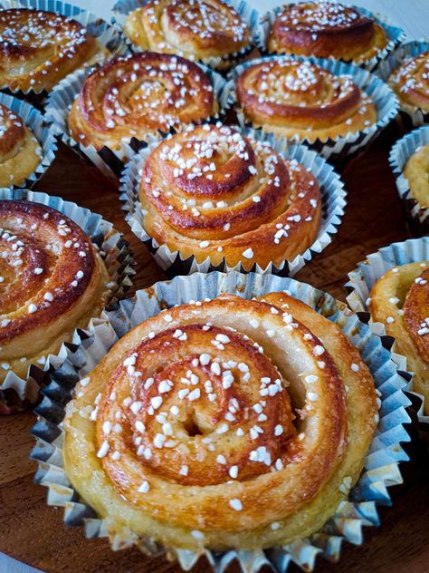 Vanilla Buns Recipe, Buns Recipe Easy, Swedish Fika, Nordic Recipe, Finnish Recipes, Fall Books, Cinnamon Breakfast, Vanilla Filling, Breakfast Rolls