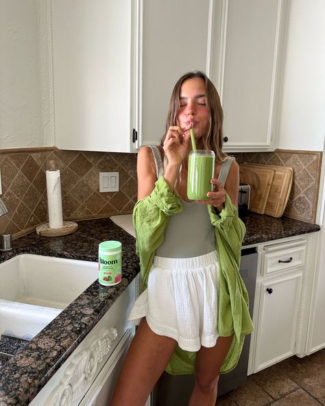 Bloom Greens Powder Aesthetic, Bloom Nutrition Recipes, Bloom Superfoods, Bloom Nutrition Greens, Bloom Greens, Wellness Era, Green Powder Smoothie, Green Juice Girl, Bloom Nutrition