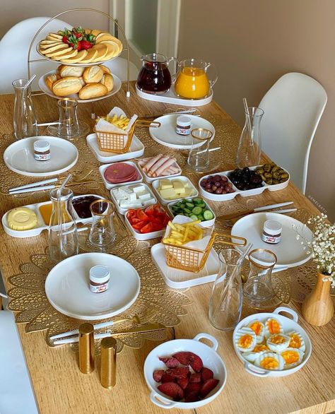 Plating Breakfast Presentation, Brunch Party Food Buffet Tables, Thanksgiving Table Setup Ideas, Table Setup Ideas, Thanksgiving Table Setup, Food Display Table, Amazing Food Platters, Food Set Up, Breakfast Table Setting