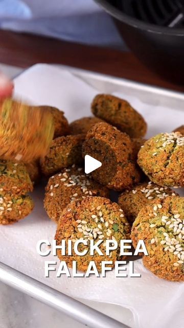 Chickpea Falafel, Vegan Falafel Recipe, Falafel Recipe Easy, Chickpea Recipes Easy, Arabic Dishes, Dried Chickpeas, Parsley Recipes, Chickpea Patties, Falafel Recipe