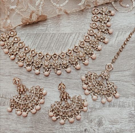 Suit Jewelry, Antique Gold Necklace, Wedding Jewellery Designs, Bridal Jewelry Sets Brides, Suits Punjabi, Desi Outfits, Saree Fashion, Fancy Jewelry Necklace, Bridal Jewellery Design