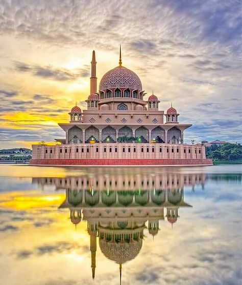 Masjid Putra, Putrajaya, Malaysia. Putra Mosque, Shanghai China Travel, Putrajaya Malaysia, Cambodia Itinerary, Japan Travel Tips, Mosque Architecture, Putrajaya, Beautiful Mosques, Tokyo Travel