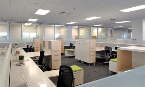 Teknion - bull pen style Bull Pen Office Design, Office Bullpen Design, Bullpen Office, Collaborative Office, Future Office, Office Set, Architecture Office, Cubicle, Commercial Design