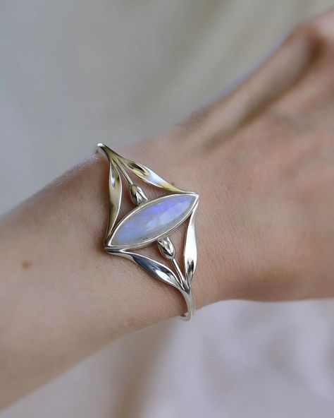 The Rhea cuff 🧚🏻 With an opalescent blue moonstone. Handmade in New Zealand in sterling silver and available through the website. Size s… | Instagram Bracelet Ideas Metal, Silversmith Rings, Silversmithing Jewelry, Metal Jewelry Making, Silversmith Jewellery, Elven Jewelry, Handmade Silver Jewellery, Metalwork Jewelry, Gold Rings Fashion