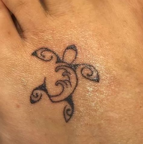 Turtle Maori Tattoo, Native Turtle Tattoo, Spiral Turtle Tattoo, Cute First Tattoo Ideas Meaningful, Aruba Inspired Tattoos, Maui Tattoo Women, Seychelles Tattoo, Tiny Hawaiian Tattoos, Two Turtle Tattoo