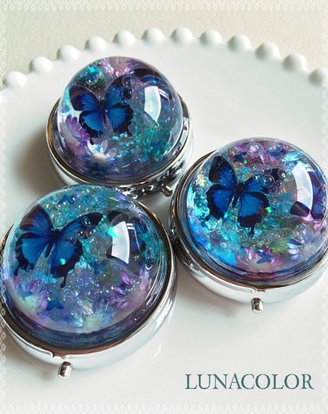 Resin Jewerly, Epoxy Resin Diy, Kawaii Jewelry, Magical Jewelry, Resin Jewellery, Resin Ideas, Diy Resin Crafts, Resin Craft, Resin Projects