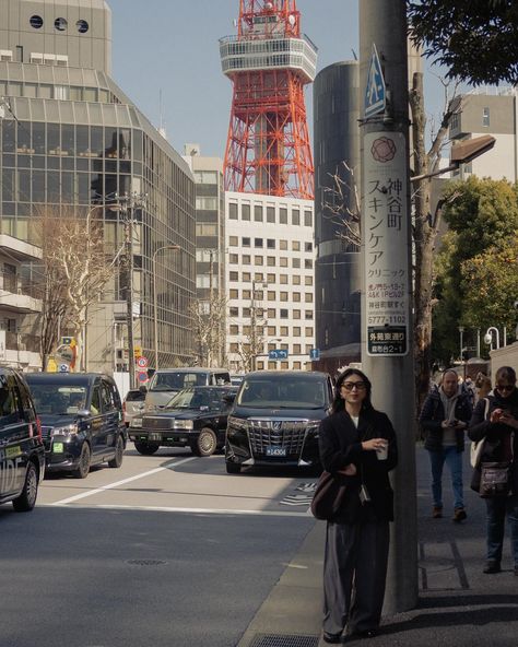 Under Tokyo Tower🗼🗼🗼 ･*:.｡. .｡.:*･゜ﾟ･* #35mm #japantrip #tokyo #tokyotower #cosbyyou #maisonmargiela #toteme #blazerlook #ootd #dailylook Bangkok Photo Ideas, Japan Moodboard, Tokyo Aesthetic, Tokyo Photos, Japan Outfits, Japan Spring, Japan Picture, Travel Pose, Japan Country