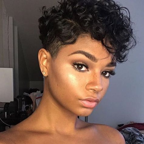 Pretty Pixies | These beautiful black women are proof that short hair can be versatile and far from boring. Pixie Mohawk, Makeup Tip, Pelo Afro, Hair Styles 2017, Penteado Cabelo Curto, Short Natural Hair Styles, American Woman, Short Styles, Curly Hair Cuts